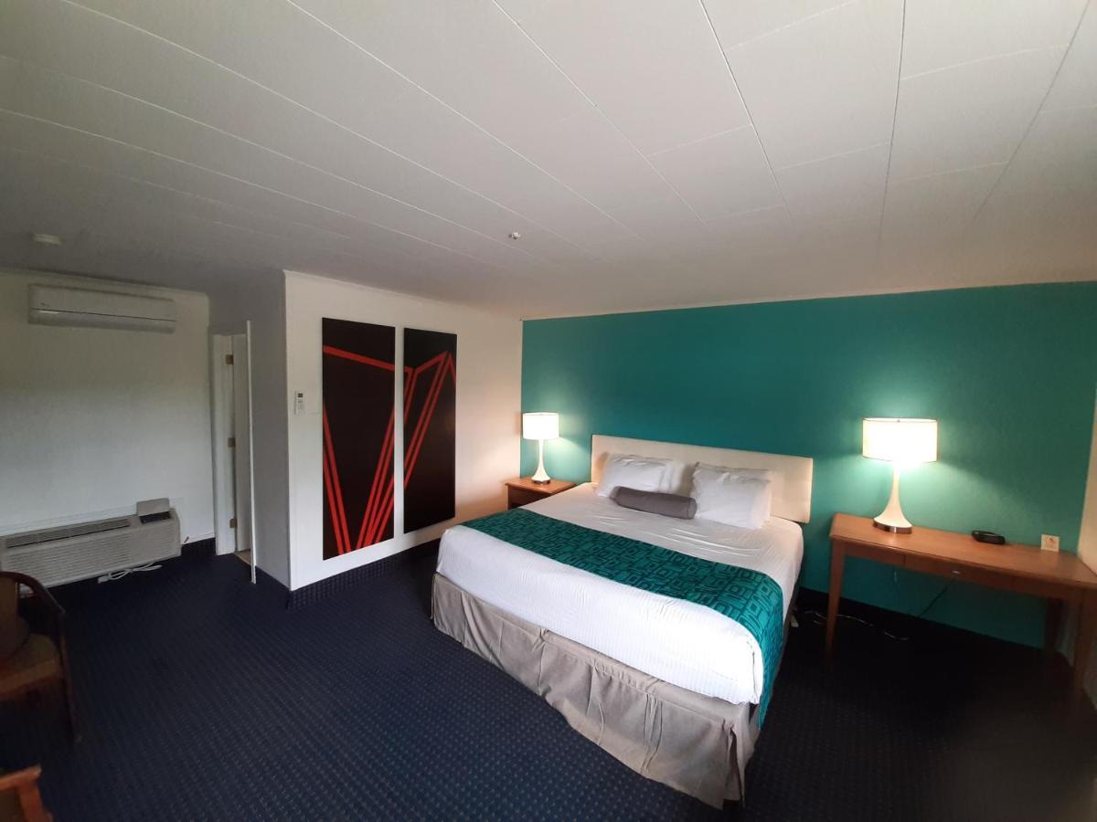 Howard Johnson By Wyndham Woodstock Nb Bagian luar foto