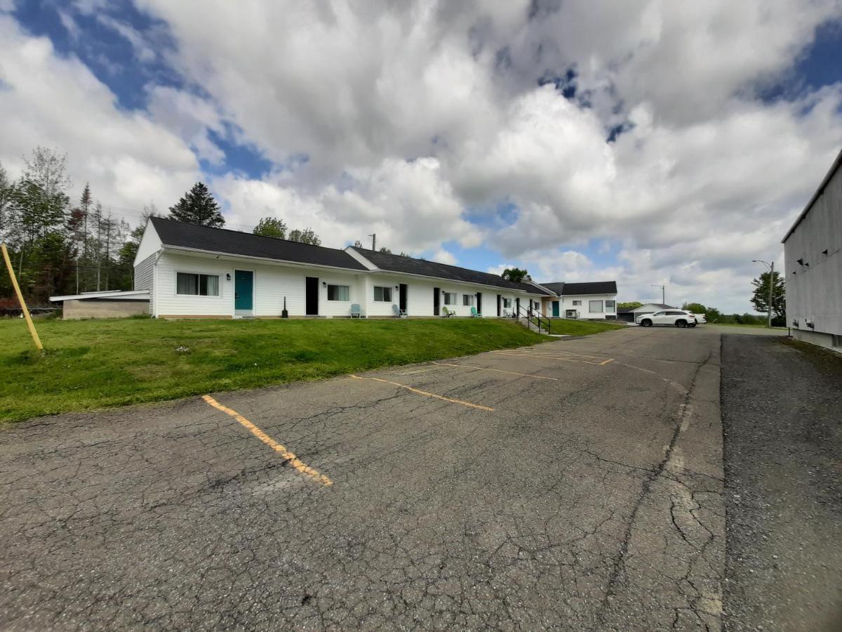 Howard Johnson By Wyndham Woodstock Nb Bagian luar foto